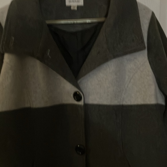Beautiful woman’s tri colored gray coat with 2 side pockets Brand New Condition - Picture 2 of 4